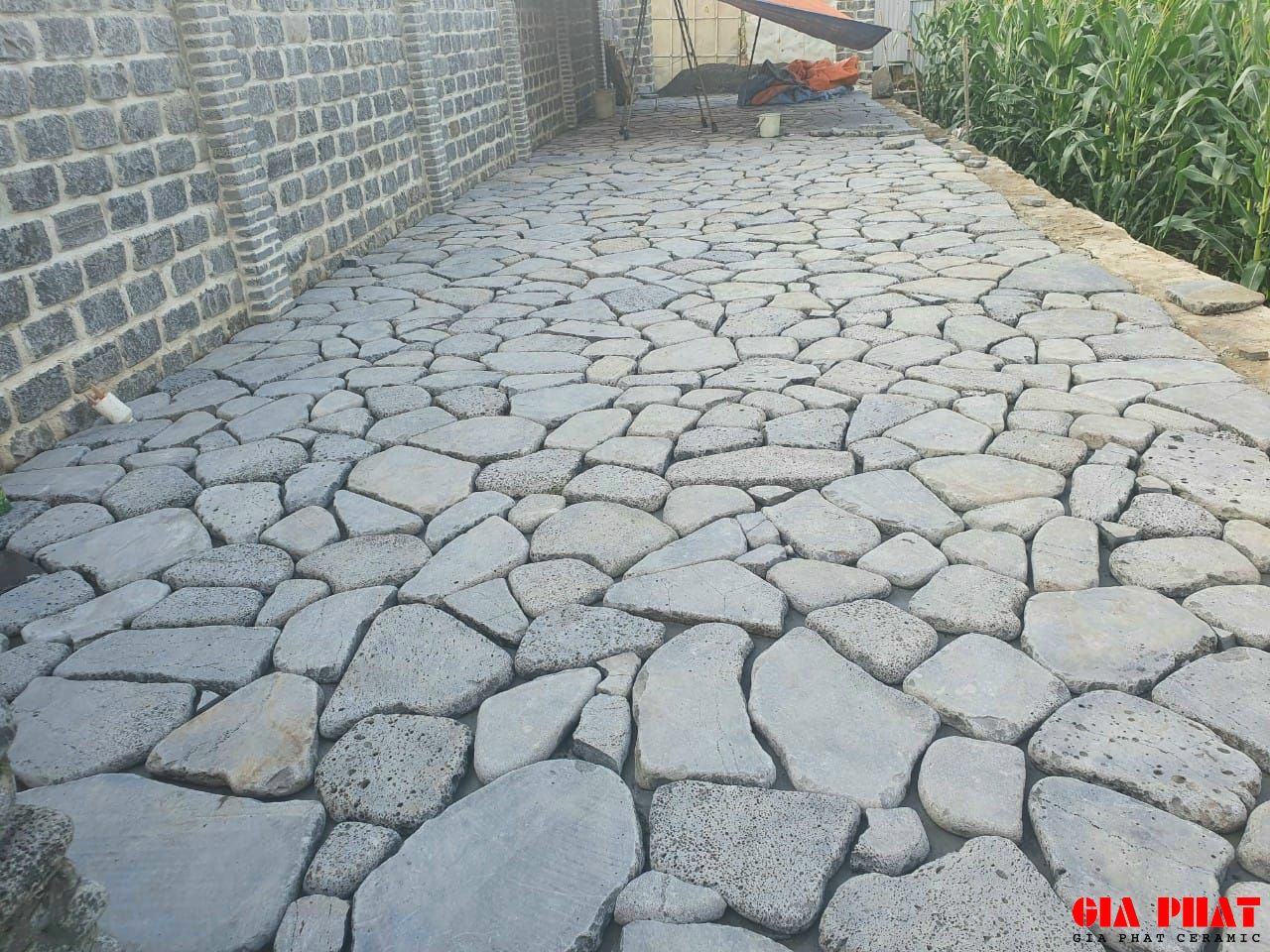 Đá Ong Xám Lát Sân Vườn Có Được Không?